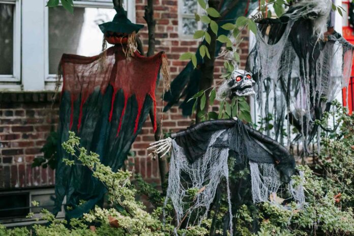 Outdoor Halloween Decorations: Choose by Space, Budget and What Survives the Week Outdoor Halloween Decorations: Choose by Space, Budget and What Survives the Week