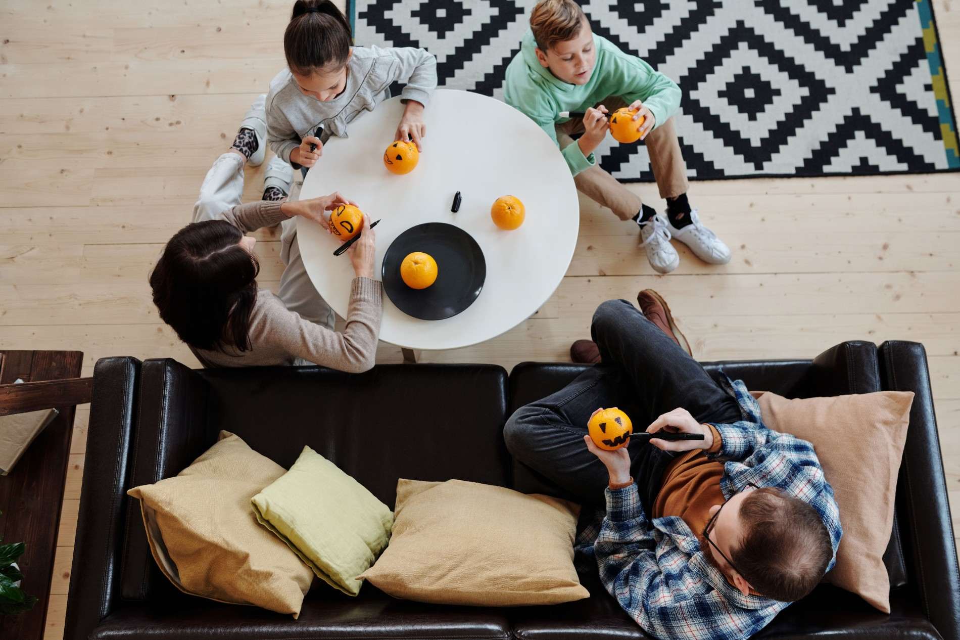 How to decorate your living room for fall and Halloweencc