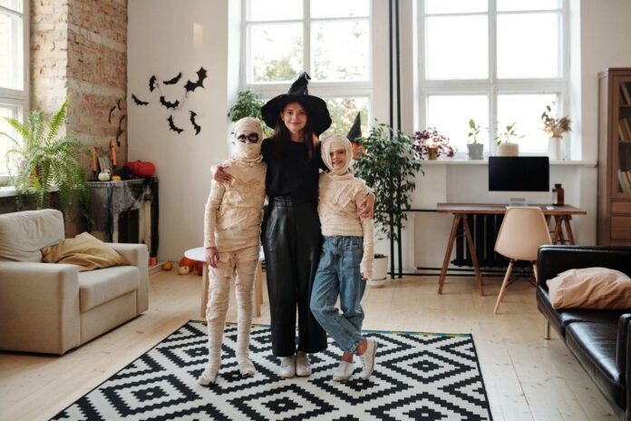How to Decorate Your Living Room for Fall and Halloween (Without Buying Everything Twice) How to Decorate Your Living Room for Fall and Halloween (Without Buying Everything Twice)
